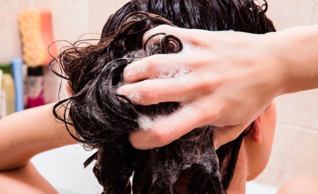 Как начать мыть волосы на ночь. Когда лучше мыть голову – утром или вечером? Это вызывает воспаление волосяных луковиц