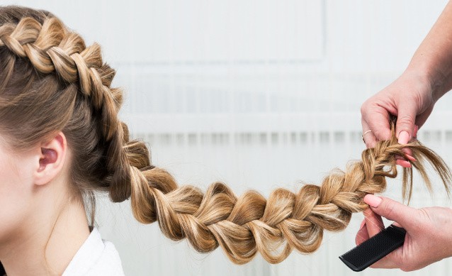 Прическа «коса на бок»: технология плетения