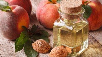Персиковое масло для волос: полезные свойства и применение