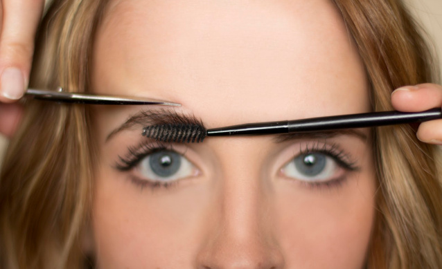 Стрижка бровей ножницами
