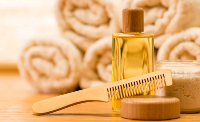 Расчесывание волос маслом