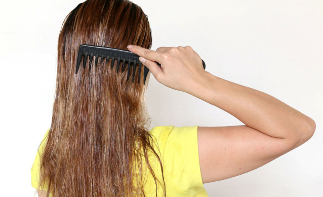 Расчесывание волос с маслом