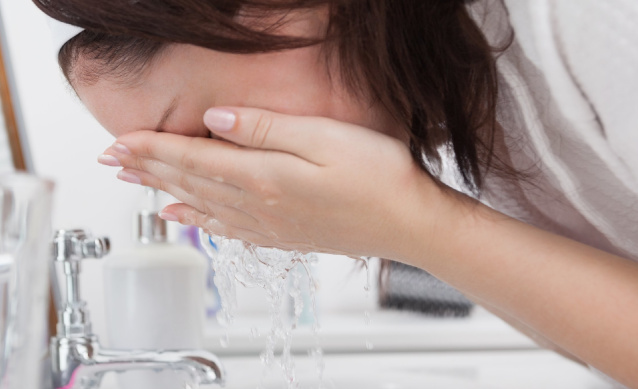 Девушка умывается