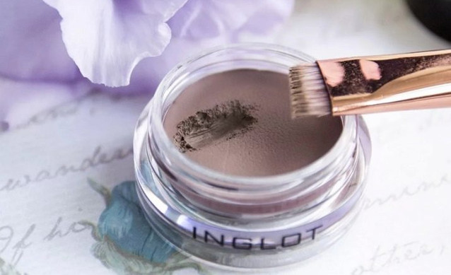 Бежевая помада для бровей