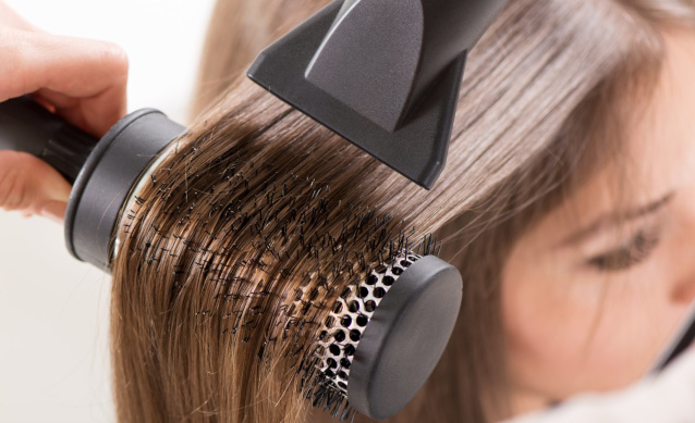 Как уложить волосы феном